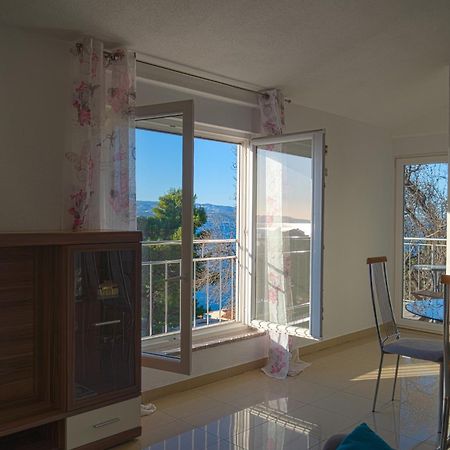 Apartments Sara & Nina Omis Exterior photo