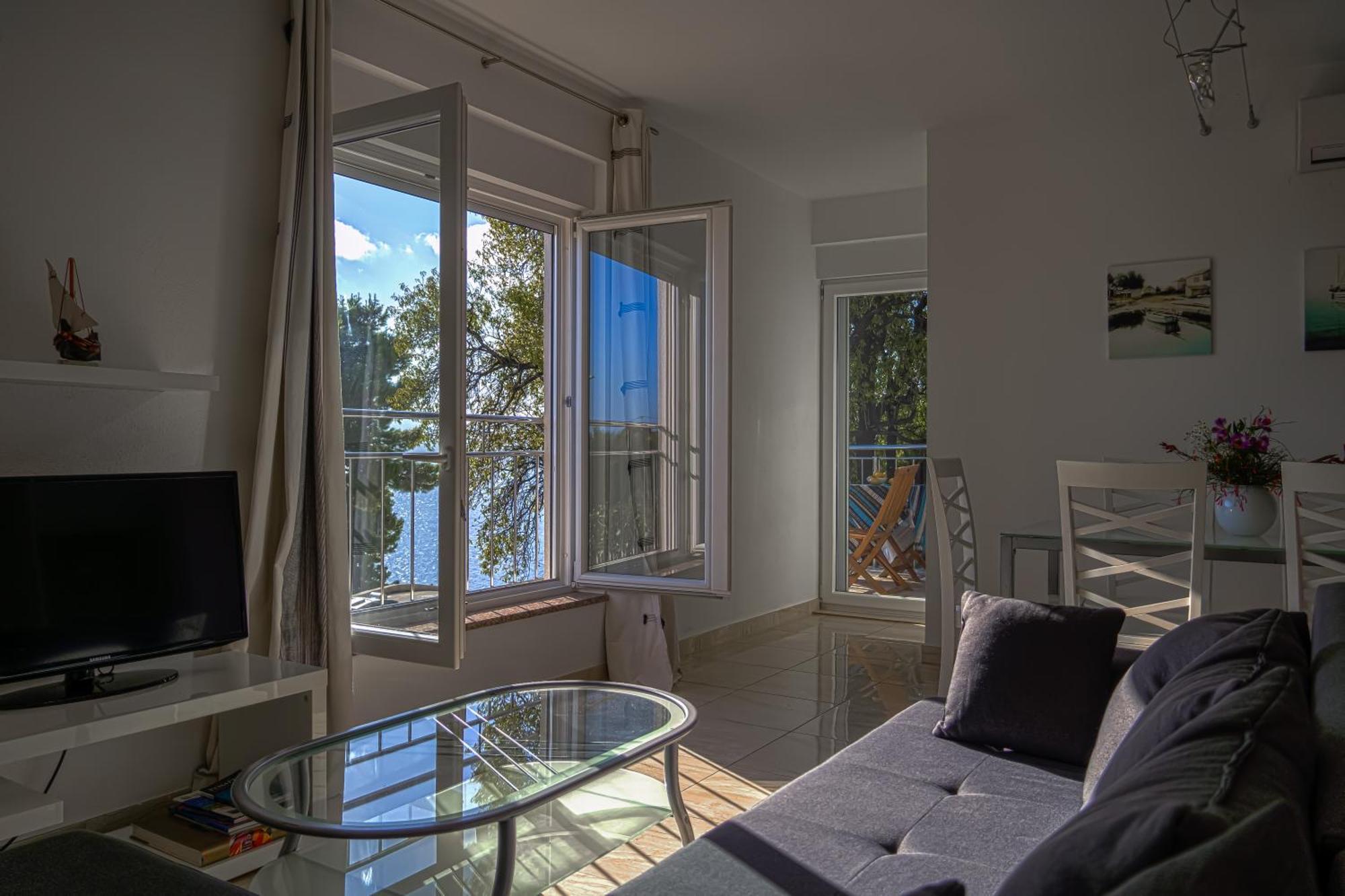 Apartments Sara & Nina Omis Exterior photo