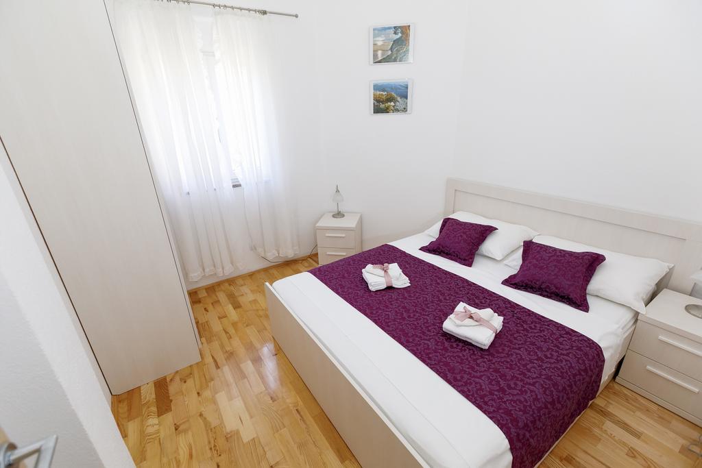 Apartments Sara & Nina Omis Exterior photo
