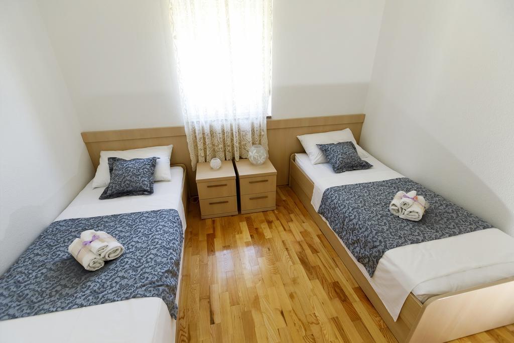 Apartments Sara & Nina Omis Exterior photo